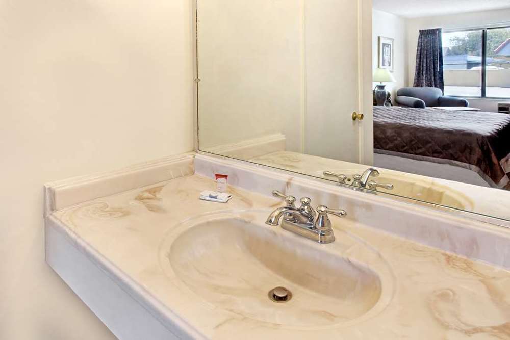 Astro Pasadena Hotel Room photo